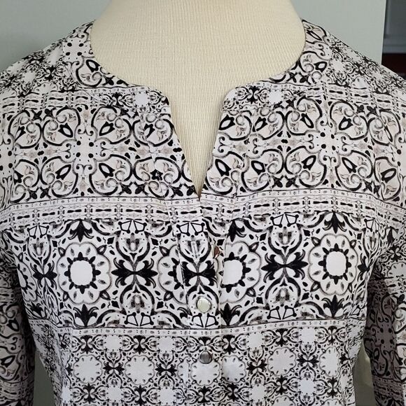 IVANKA TRUMP, Blouse. Gray,  black and white.  SP. 3 Silver buttons. Oversized - Picture 2 of 9